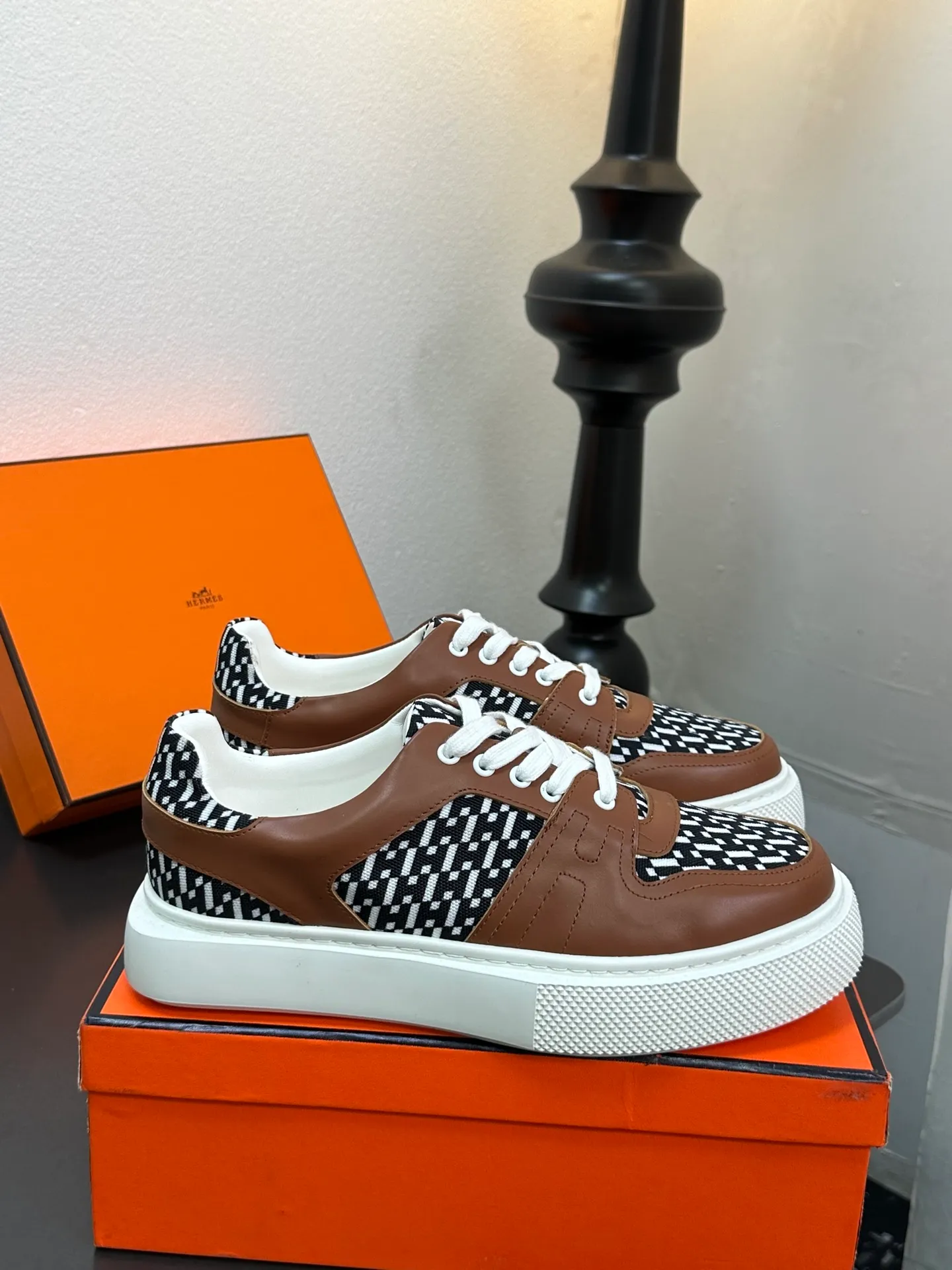 p700💰Men's shoes ❤️❤️Hermes top version# Hermès deep series couple's small white shoes casual skateboard shoes Stylish graphic design to create retro style Upper: cowhide material Lining: sheepskin lining Outsole: TPU outsole Size: 38-45
